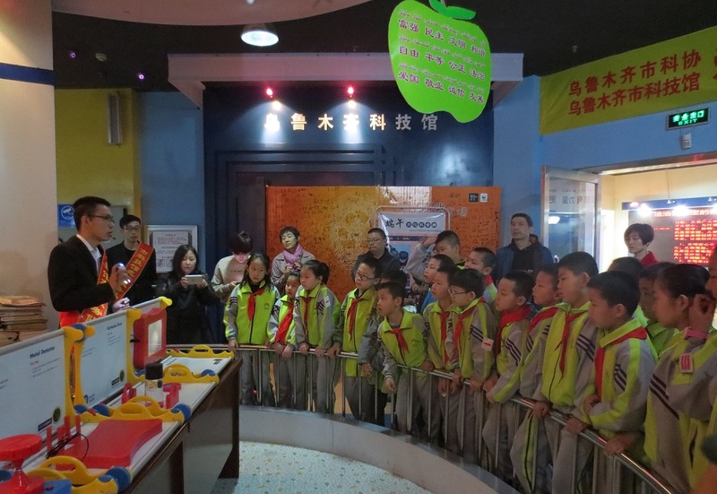乌鲁木齐市科技馆视频显微镜+笛卡尔浮沉子活动1000.jpg